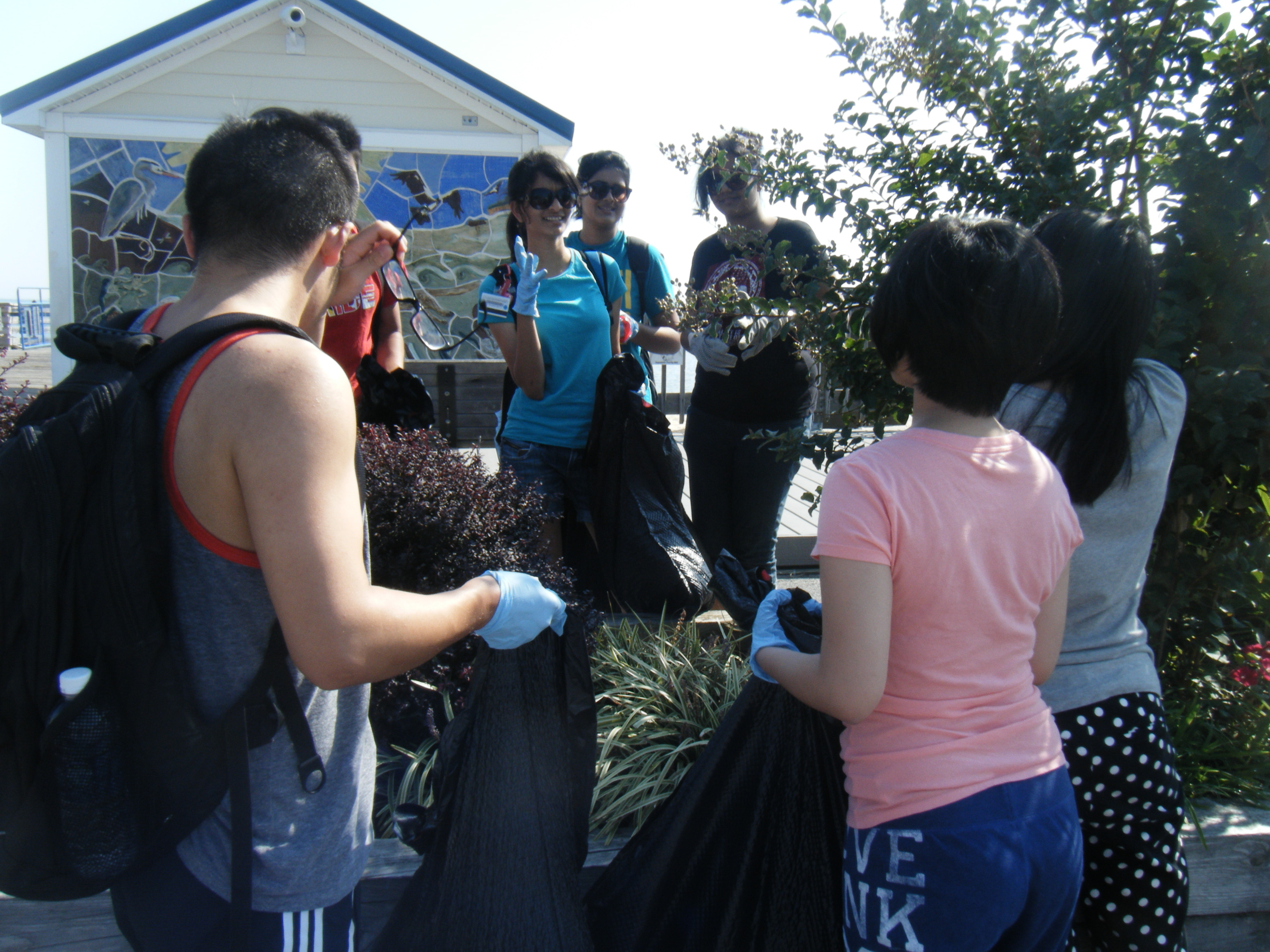 Graduate Students Clean Up North Beach