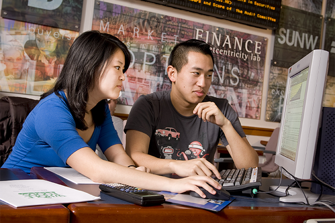 Students in finance lab