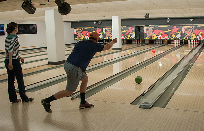 Business Honors Students Bond over Bowling