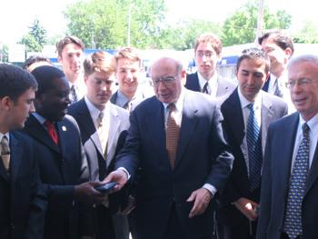 Warren Buffett (center) with University of Maryland students and David Kass (right) - May 23, 2005.